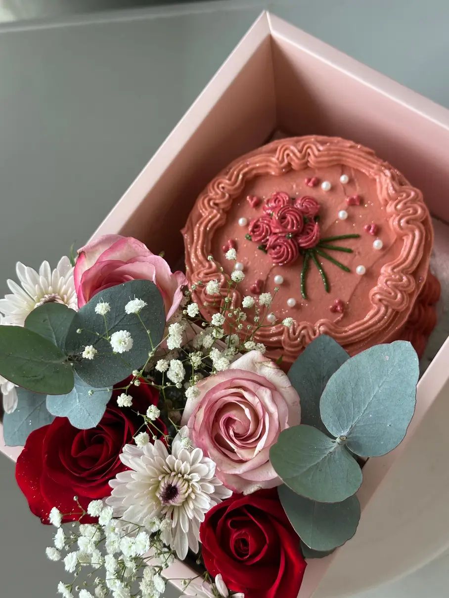 Mini cake acompañado de arreglo floral